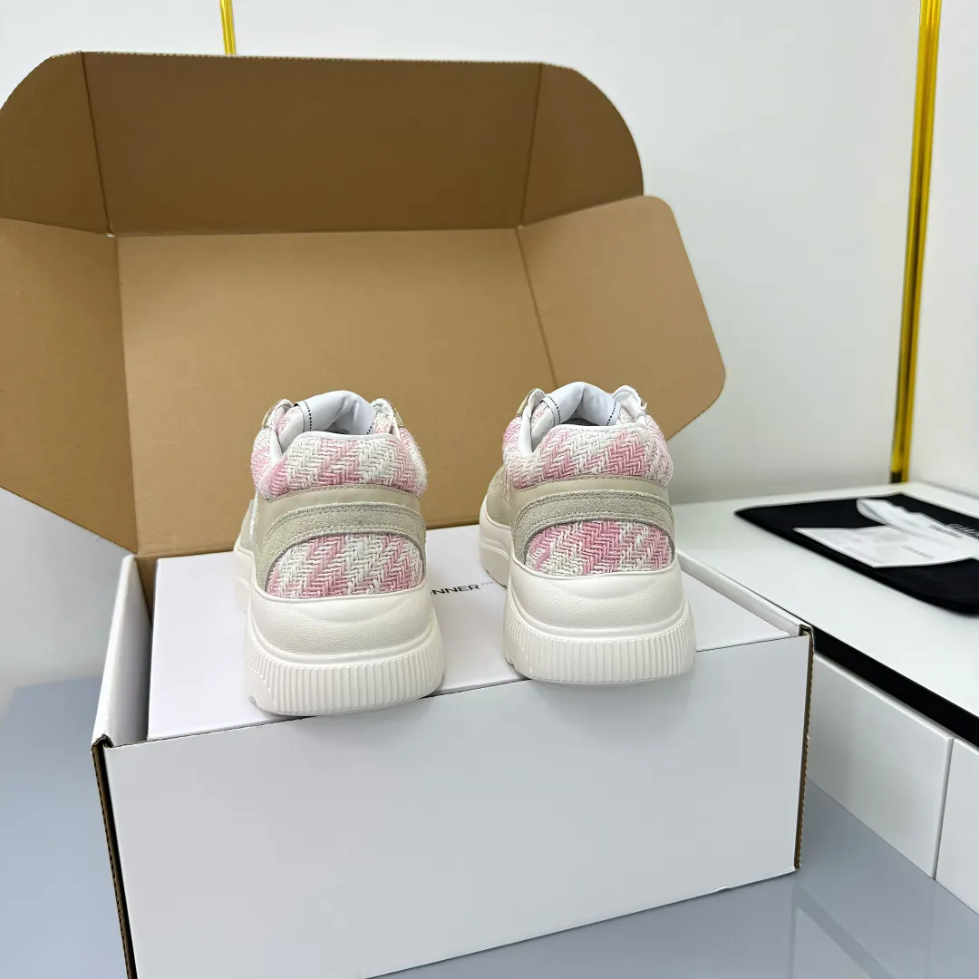 👟👟Ex-factory price 620👟👟 Chanel bread shoes ~ original calfskin panda shoes Chanel 25C latest hot style panda black and white sports shoes casual sneakers Xiaoxiang hot item classic black and white panda color coco girls must pay Fabric: original custom mixed sheepskin lining: original imported breathable mesh lining outsole: Original molded rubber + TPU combination Size: Women's 35-41